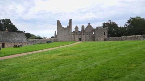 Turistas-Acercándose-A-La-Entrada-Del-Castillo-De-Tolquhon-Disparo-De-Larga-Distancia