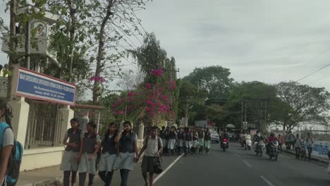 Un-Grupo-De-Estudiantes-De-La-Escuela-Moviéndose-En-Grupos-Y-Lotes-Felizmente-Y-Disfrutando-Después-De-Que-Termina-El-Horario-Escolar