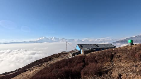 Unglaubliches-Bergpanorama-Des-Schneebedeckten-Ganesh-Himalaja-Gebirges-Mit-Einer-Hütte-Im-Vordergrund