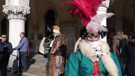 Schönes-Paar-In-Traditionellen-Venezianischen-Karnevalskostümen-Steht-Auf-Dem-Hauptplatz-Im-Stadtzentrum