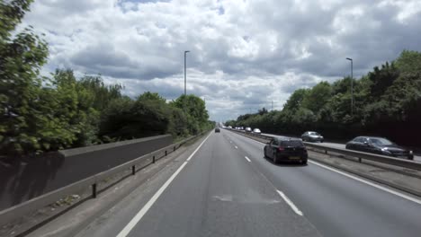 Pov-Conduciendo-Por-La-Autovía-A312-Parkway-En-Un-Día-Soleado-En-Mayo-De-2022