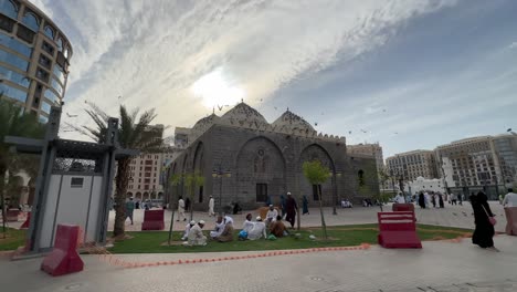 Masjid-Ghamamah-is-a-historic-mosque-near-the-Prophet's-Mosque-in-Medina,-Saudi-Arabia