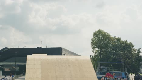 Un-Ciclista-De-Bmx-Hace-360-Grados-Con-Un-Giro-De-Barra-En-Un-Gran-Salto-Aéreo-En-El-Evento-Redbull-En-Katowice,-Polonia