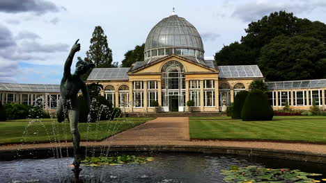 En-Syon-Park,-El-Arquitecto-Charles-Fowler-Creó-Un-Edificio-Con-Una-Hermosa-Estructura-Que-Se-Combinó-Con-Una-Elevación-Neoclásica-Al-Estilo-De-Palladio.