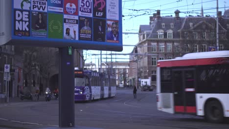 Schwenkaufnahme-Einer-Plakatwand-Mit-Allen-Teilnehmenden-Politischen-Parteien-Bei-Den-Bevorstehenden-Kommunalwahlen-In-Den-Haag,-Niederlande