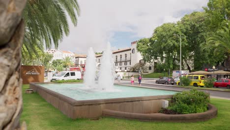 Fuente-En-Una-Animada-Plaza-De-La-Ciudad-De-Funchal-Rodeada-De-árboles-Y-Edificios.