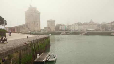 Mittelalterliche-Kettentürme-Im-Stadthafen-Von-La-Rochelle-Während-Nebliger-Morgen-In-Frankreich