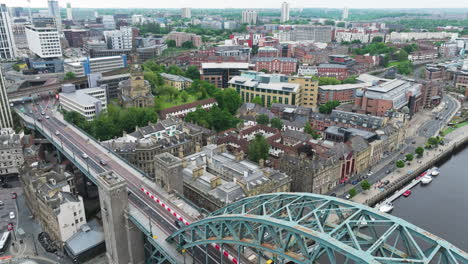 Puente-Tyne,-A-Través-Del-Puente-De-Arco-Sobre-El-Río-Tyne-En-El-Noreste-De-Inglaterra,-Reino-Unido