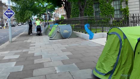 Una-Caminata-De-4k-Pasando-Por-Una-Hilera-De-Tiendas-De-Campaña-En-El-Sendero-Cerca-Del-Gran-Canal-En-El-Puente-Leeson-St