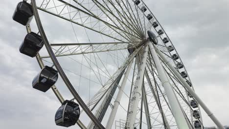 Skyviews-Miami-Observation-Wheel-at-Bayside-Marketplace-on-a-cloudy-day,-USA