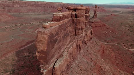 Epische-Luftaufnahme-Der-Umlaufbahn-Von-Ship-Rock-Im-Valley-Of-The-Gods,-Utah