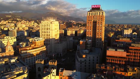 Casas-Y-Rascacielos-De-La-Ciudad-De-Génova-Con-Anuncios-LED-A-La-Luz-Del-Atardecer.