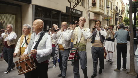 Desfile-De-Músicos-Tradicionales-Por-El-Corpus-Christi-En-Castellón-De-La-Plano,-Portátil