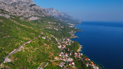 Vista-Aérea-Que-Rodea-Las-Ciudades-De-La-Costa-De-La-Riviera-De-Makarska-En-La-Soleada-Croacia