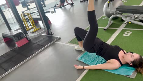 Mujer-Joven,-Entrenando-Duro-En-El-Gimnasio-Para-Prepararse-Para-El-Verano.