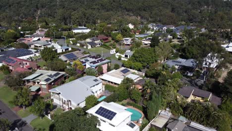 Vista-Aérea-De-Una-Subdivisión-Residencial-En-Australia,-Que-Muestra-Casas-Con-Paneles-Solares-Y-Piscinas.