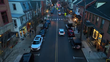 Autofahren-Auf-Der-Hauptstraße-Einer-Kleinen-Amerikanischen-Stadt-Im-Winter