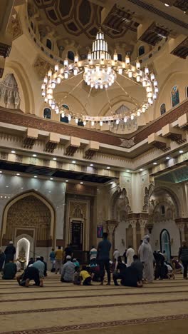 UAE:-Faithful-offer-a-prayer-in-Sheikh-Rashid-Bin-Maktoum-Bin-Rashid-Mosque-in-Dubai,-United-Arab-Emirates