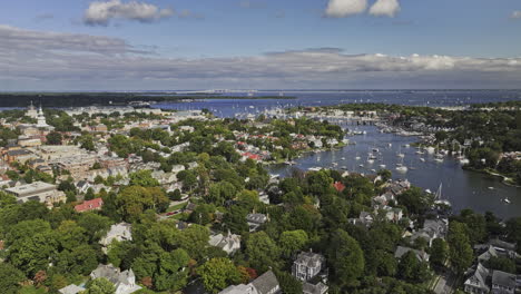 Annapolis,-Maryland,-Luftaufnahme-Einer-V15-Drohne-über-Dem-Wohngebiet-Spa-Creek-Mit-Malerischen-Ausblicken-Auf-Hafen,-Stadtzentrum,-State-House-Und-Navel-Academy-–-Aufgenommen-Mit-Mavic-3-Pro-Cine-–-September-2023