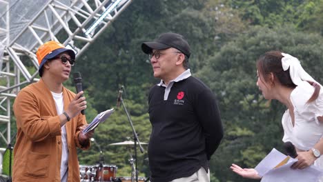 Teniente-Handoko-Hablando-Al-Atardecer-En-El-Jardín-Concierto-Al-Aire-Libre