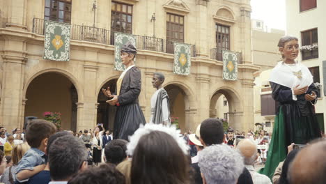 Riesen-Und-Cabezudos-Tanzen-Vor-Einer-Menschenmenge-Auf-Dem-Platz-Von-Castellón-De-La-Plana-Während-Der-Fronleichnamsfeierlichkeiten-2024,-Handkamera