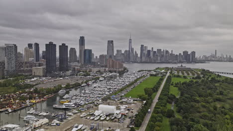 Jersey-City,-New-Jersey,-Luftaufnahme-Eines-V16-Drohnenüberflugs-über-Die-Bootswerft,-Der-Den-Hafen-Entlang-Des-Liberty-State-Parks-Und-Die-Uferpromenade-Im-Stadtzentrum-Von-Manhattan-Einfängt-–-Aufgenommen-Mit-Mavic-3-Pro-Cine-–-September-2023