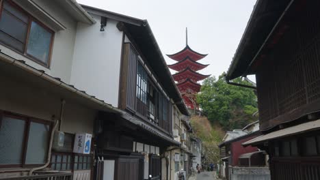 Toma-De-Establecimiento-Lento-De-Barrios-Antiguos-En-Una-Isla-En-Japón