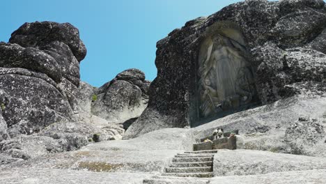 Skulptur-Statue-Im-Felsen-Im-Naturpark-Serra-Da-Estrela,-Portugal