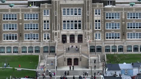 Estudiantes-Que-Salen-De-La-Escuela-Secundaria-Después-Del-Despido