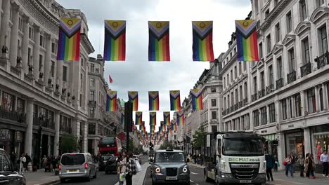 Banderas-Del-Orgullo-Dentro-De-Regents-Street,-Londres,-Reino-Unido