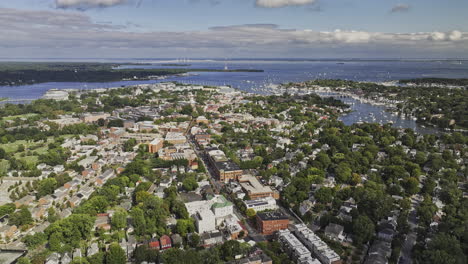 Annapolis,-Maryland,-Luftaufnahme-Eines-Wohngebiets-Mit-V14-Überflug-Und-Blick-Auf-Das-Stadtzentrum,-Den-Campus-Der-US-Naval-Academy,-Spa-Creek-Und-Den-Hafen-Entlang-Des-Severn-River-–-Aufgenommen-Mit-Mavic-3-Pro-Cine-–-September-2023