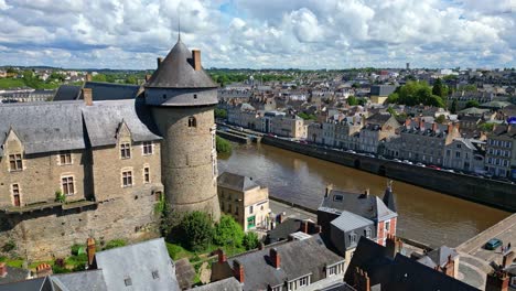 Castillo-Chateau-De-Laval-Y-Viejo-Puente-Sobre-Mayenne-En-Francia