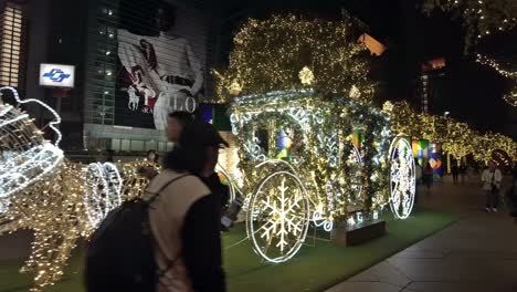 La-Decoración-Estéticamente-Agradable-Alrededor-Del-Local-Complementa-La-Imponente-Fachada-De-Taipei-101-Por-La-Noche.