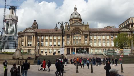 Multitudes-Ocupadas-De-Gente,-Lugareños-Y-Turistas,-Visitando-Victoria-Square-Con-La-Casa-Del-Ayuntamiento-En-El-Centro-De-Birmingham,-Inglaterra.