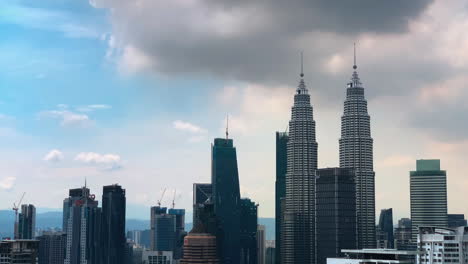 Impresionante-Vista-Del-Horizonte-De-Kuala-Lumpur-Con-Las-Icónicas-Torres-Petronas-Con-Un-Cielo-Azul-Nublado