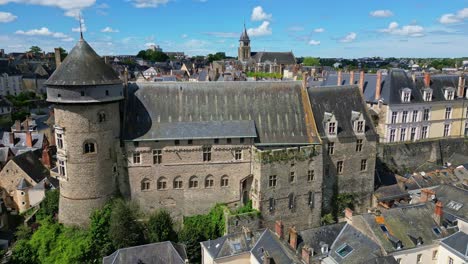 Cathedral-Sainte-Trinité-and-Laval-castle,-France