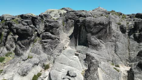 Skulpturstatue-Im-Felsen-Im-Naturpark-Serra-Da-Estrela,-Portugal---Luftaufnahme-4k