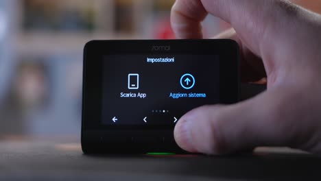 Handnavigation-Einer-70mai-Dashboard-Kamera---Nahaufnahme