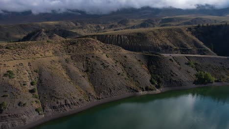 Vista-Aérea-De-La-Montaña-Verde-Y-El-Depósito-De-Agua-Del-Río-Azul,-Heeney,-Colorado,-EE.UU.