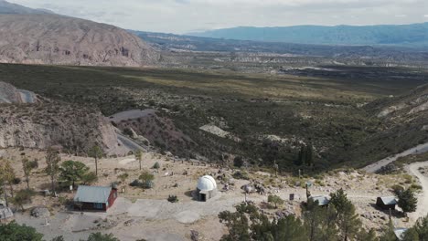 Luftaufnahme-über-Dem-Tal-Amaicha-Del-Valle-Und-Der-Sternwarte-In-Argentinien-Mit-Majestätischer-Berglandschaft