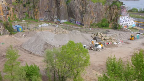 Haufen-Von-Sand-Und-Steinen-Mit-Erdbewegungsmaschinen-Im-Ehemaligen-Granitsteinbruch-In-Nantes,-Frankreich