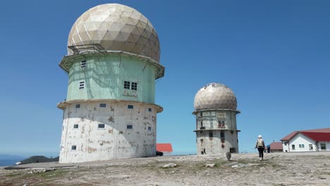 Torres-De-Observatorio-En-El-Parque-Natural-De-La-Serra-Da-Estrela,-Portugal