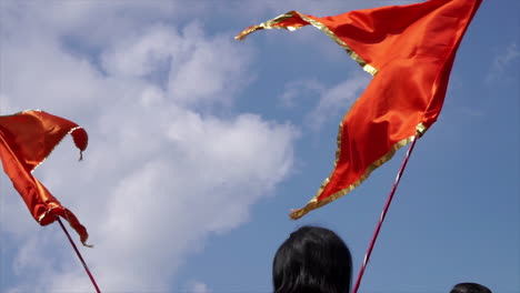 Las-Mujeres-Bailan-Bajo-Banderas-De-Color-Azafrán-En-Un-Festival-Hindú.