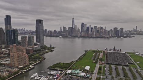 Jersey-City,-New-Jersey,-Luftaufnahme-Eines-V22-Drohnenüberflugs-über-Den-Liberty-State-Park-Mit-Hafen,-Wolkenkratzern-Am-Wasser-Und-Manhattans-Stadtbild-über-Den-Hudson-River-Hinweg-–-Aufgenommen-Mit-Mavic-3-Pro-Cine-–-September-2023