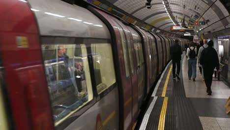 Die-Jubilee-Line-Fährt-Von-Der-Bond-Street,-London,-Großbritannien-Ab