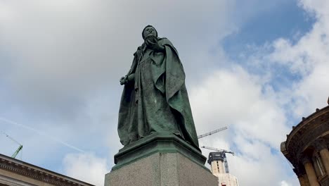 Looking-up-at-statue-of-Queen-Victoria-in-the-city-centre-of-Birmingham,-the-Midlands,-England-UK