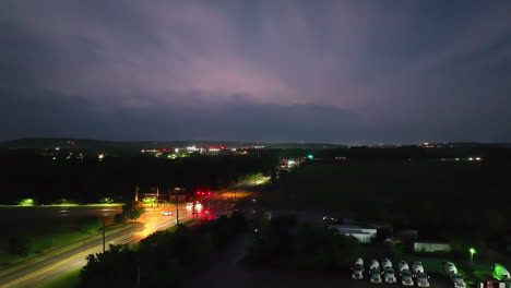 Trueno-Relámpago-En-El-Cielo-Nocturno-Nublado-Sobre-La-Autopista-En-Springdale,-Arkansas