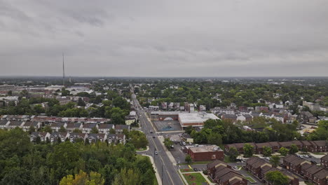 Trenton-Nueva-Jersey-Vuelo-Aéreo-V12-Stuyvesant-Y-Pennington-Prospect-Capturando-El-Tráfico-Callejero,-Las-Casas-Residenciales-Y-El-Monumento-A-La-Batalla-En-Un-Día-Sombrío---Filmado-Con-Mavic-3-Pro-Cine---Septiembre-De-2023