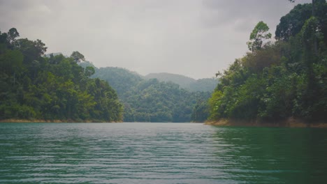 Serene-view-of-a-lush-forest-and-tranquil-lake-in-Khao-Sok-National-Park,-Thailand