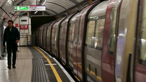 Die-Jubilee-Line-Kommt-In-Die-Bond-Street,-London,-Großbritannien